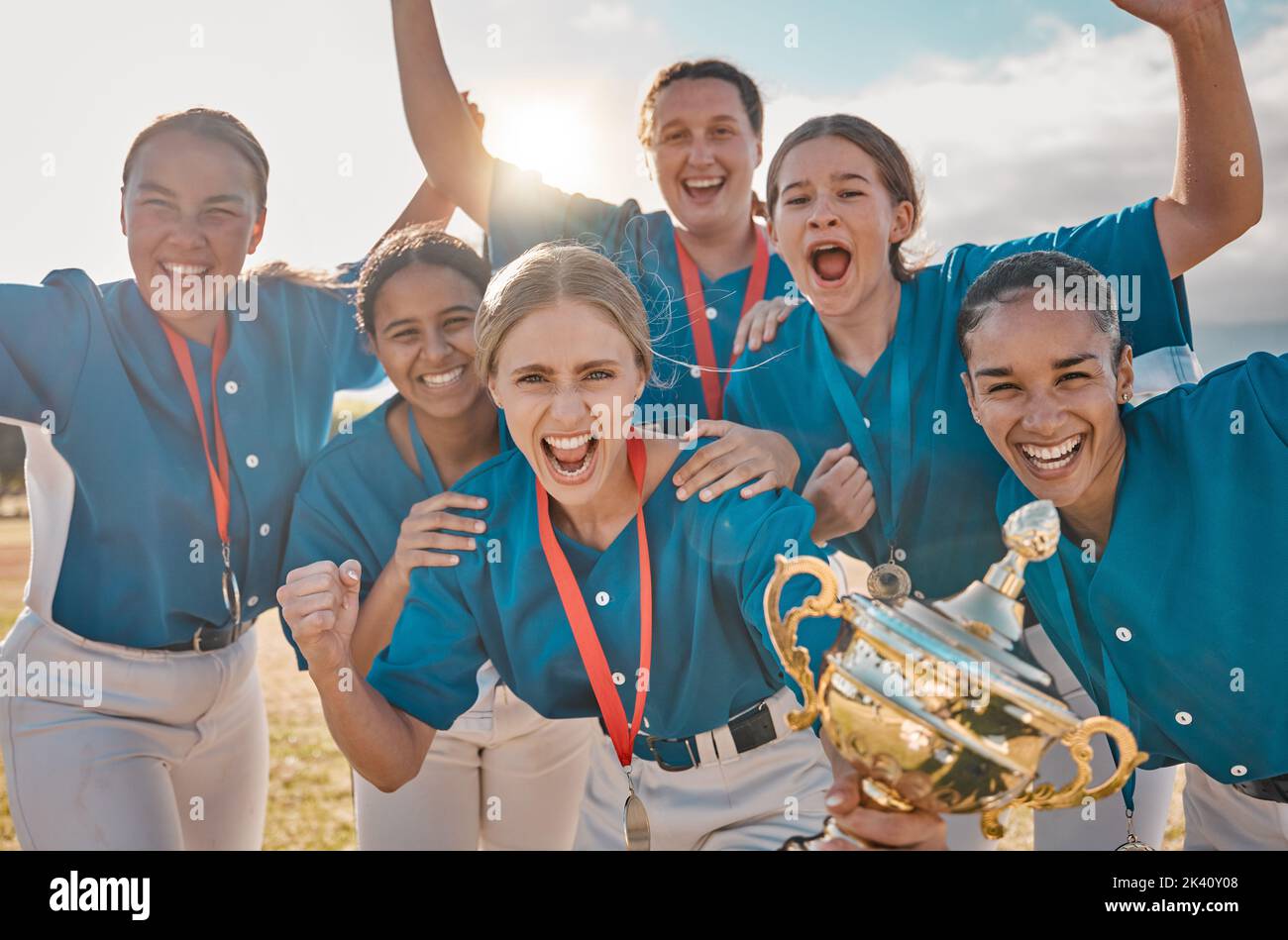 Retrato del equipo de béisbol femenino, celebración ganadora del trofeo y éxito deportivo, campeona y logro de competición. Jugadoras felices de softbol Foto de stock