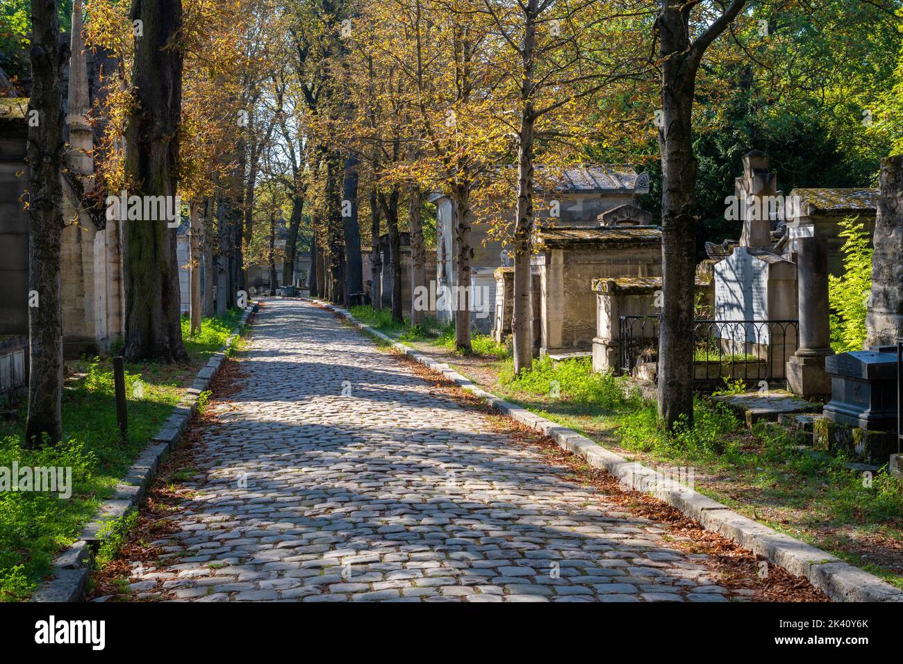 París, Francia - 31 de agosto de 2022: Lápidas en el cementerio de Pere-Lachaise Foto de stock