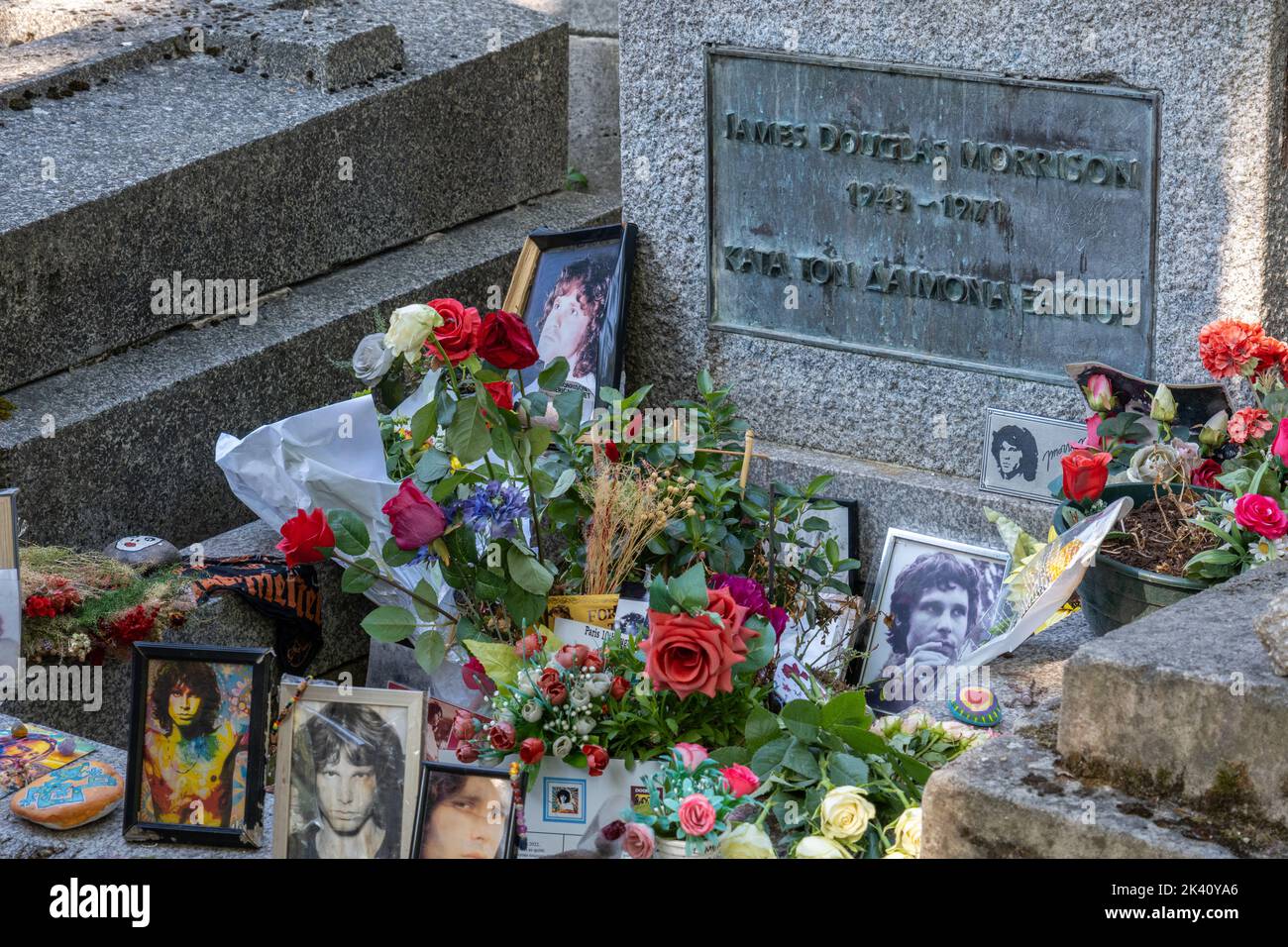 París, Francia - 31 de agosto de 2022: Jim Morrison Tombstone en el cementerio Pere-Lachaise Foto de stock