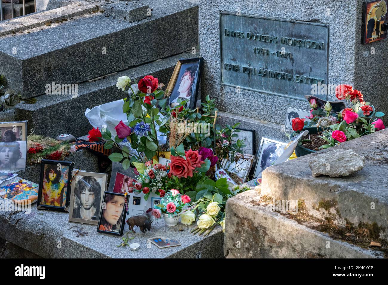 París, Francia - 31 de agosto de 2022: Jim Morrison Tombstone en el cementerio Pere-Lachaise Foto de stock