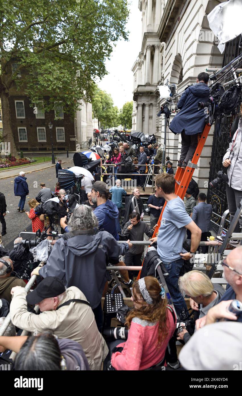 Miembros de los medios de comunicación en Downing Street el día en que Liz Truss hace su primer discurso como Primera Ministra. 6th de septiembre de 2022. Foto de stock