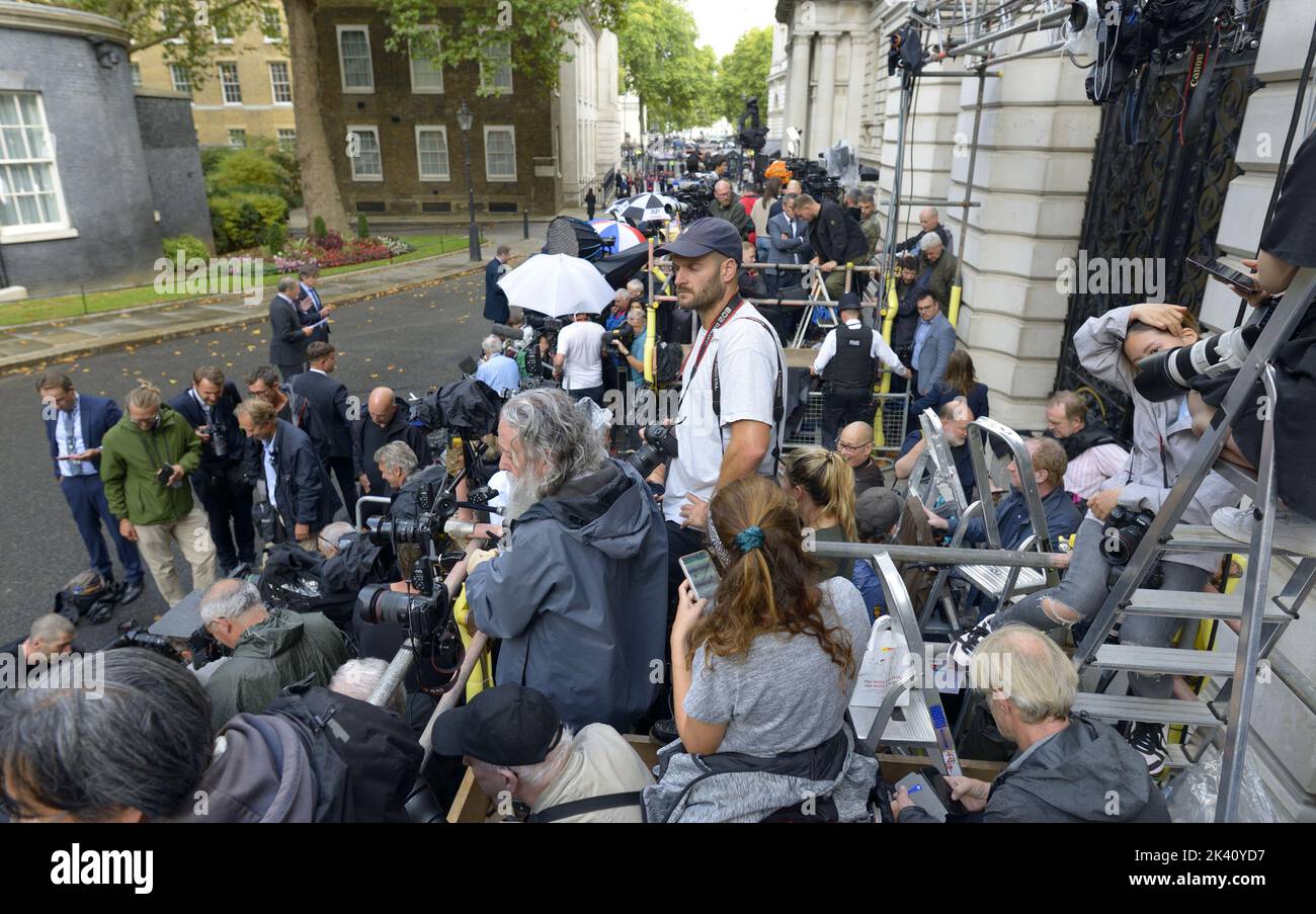 Miembros de los medios de comunicación en Downing Street el día en que Liz Truss hace su primer discurso como Primera Ministra. 6th de septiembre de 2022. Foto de stock