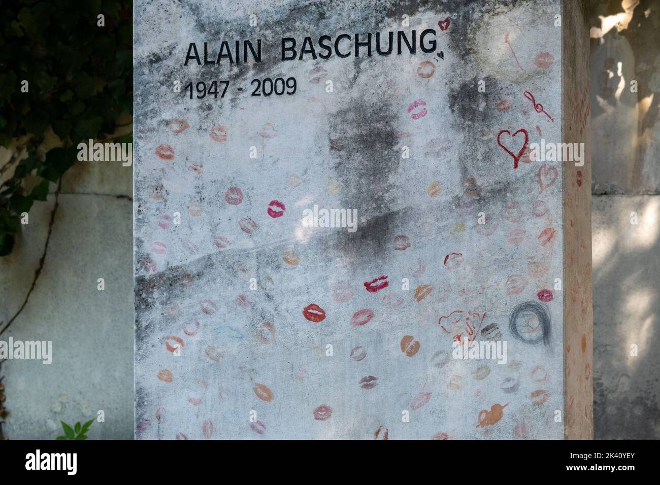 París, Francia - 31 de agosto de 2022: Alain Bashung Tombstone en el cementerio Pere-Lachaise Foto de stock