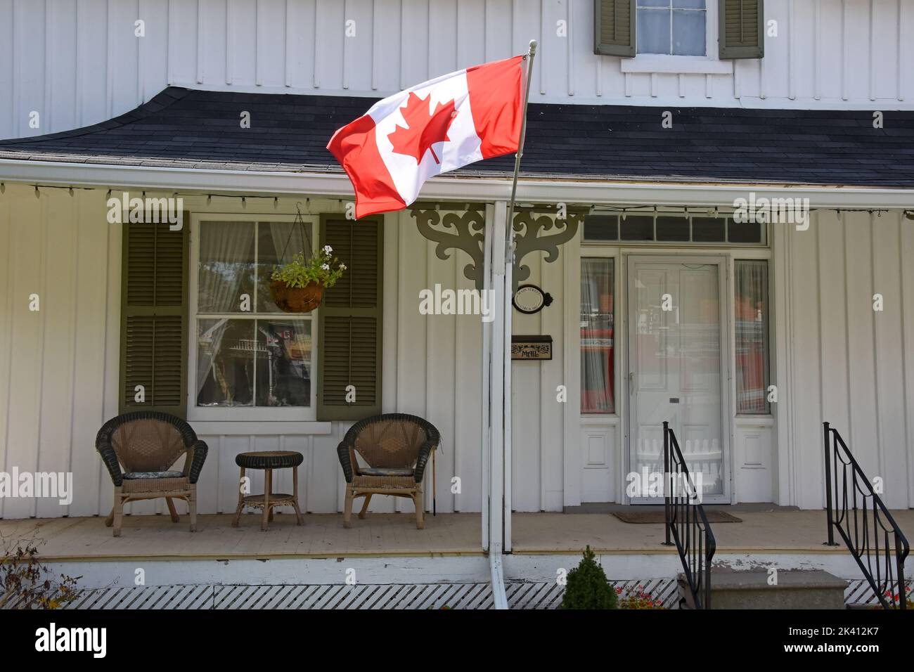 Bandera canadiense fuera de casa Foto de stock