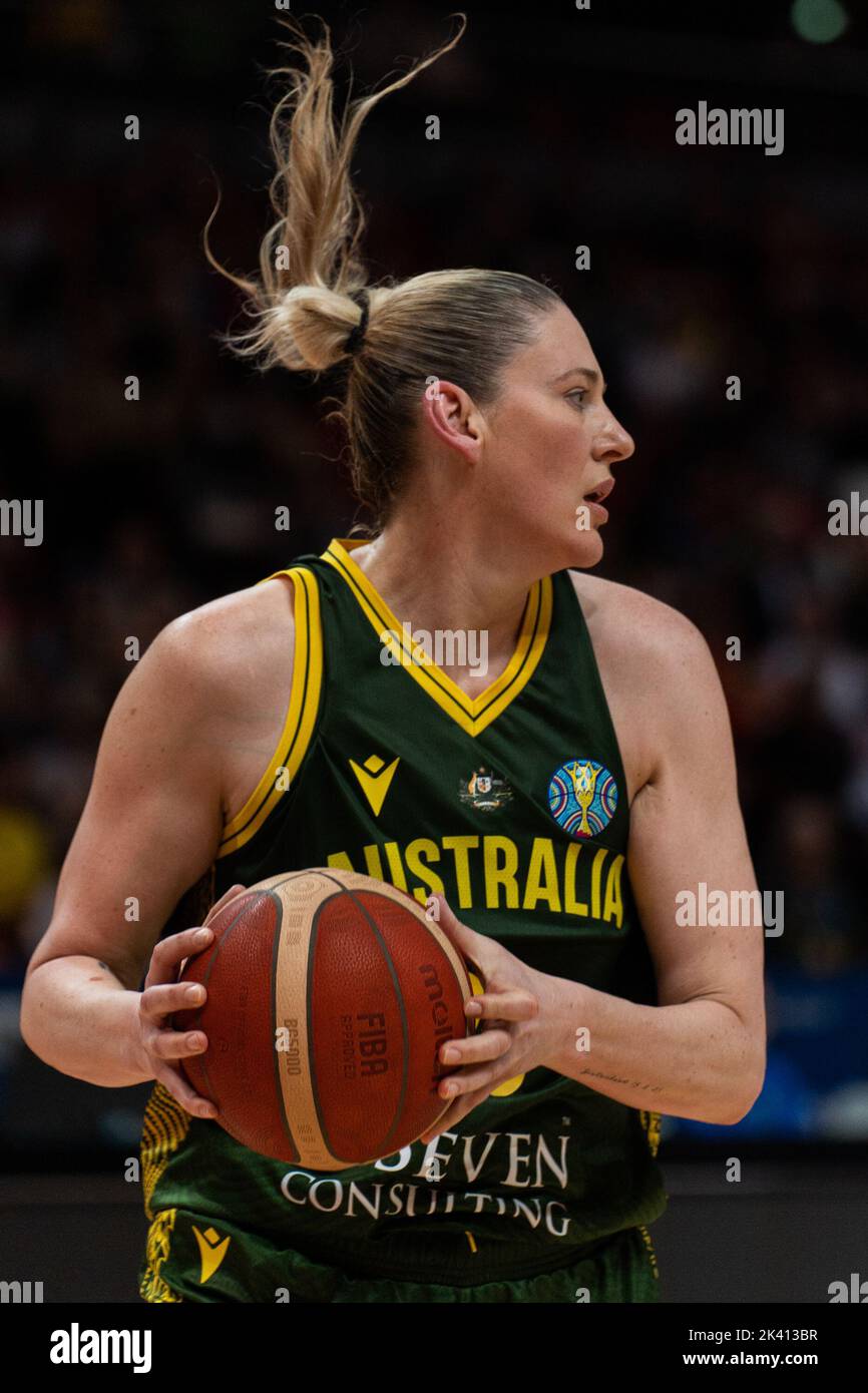 Sídney, Australia. 29th de Sep de 2022. Lauren Jackson (25 Australia)  consigue un rebote durante el partido de cuartos de final de la Copa Mundial  Femenina FIBA 2022 entre Bélgica y Australia