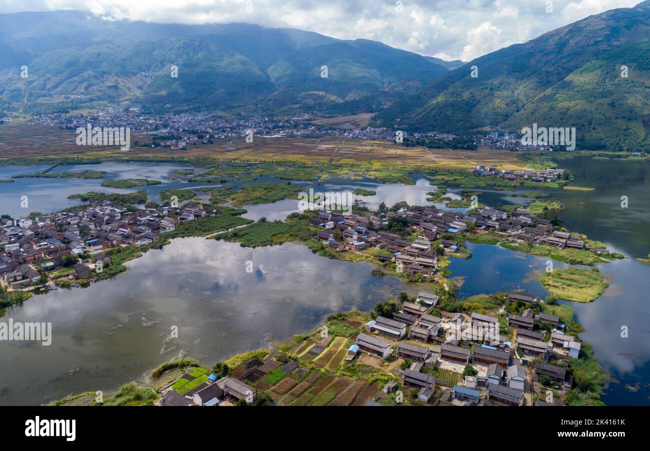 Dalí. 28th de Sep de 2022. Foto aérea tomada el 28 de septiembre de 2022 muestra el paisaje del Lago Oeste de Eryuan en el Condado de Eryuan de la Prefectura Autónoma de Dali Bai, en la provincia de Yunnan, en el suroeste de China. Crédito: Chen Xinbo/Xinhua/Alamy Live News Foto de stock