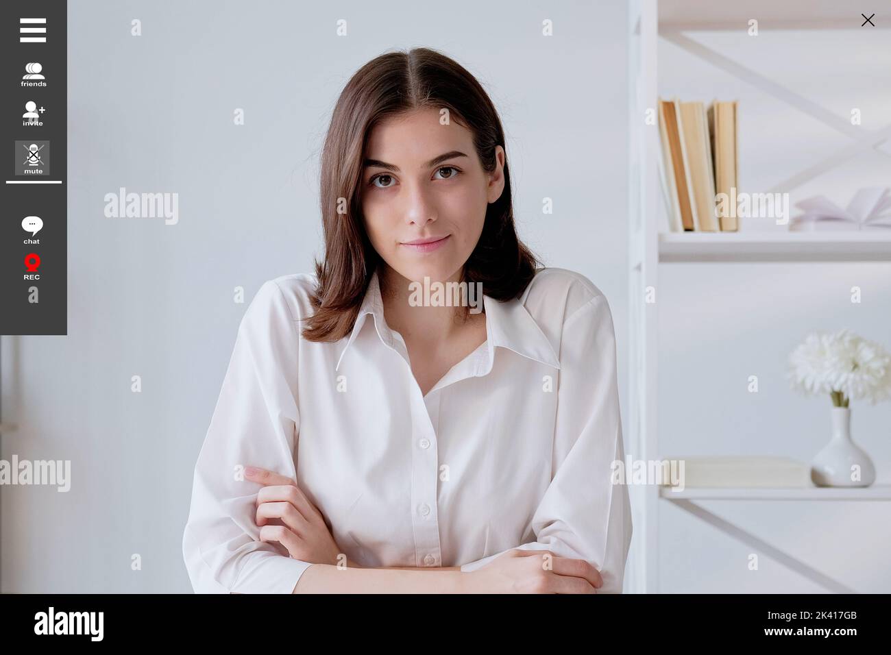 Educación en línea. Mujer elegante. Maqueta de pantalla. Una señora muy sonriente, un escritorio para sentarse, teniendo una conferencia en línea en un interior luminoso. Foto de stock