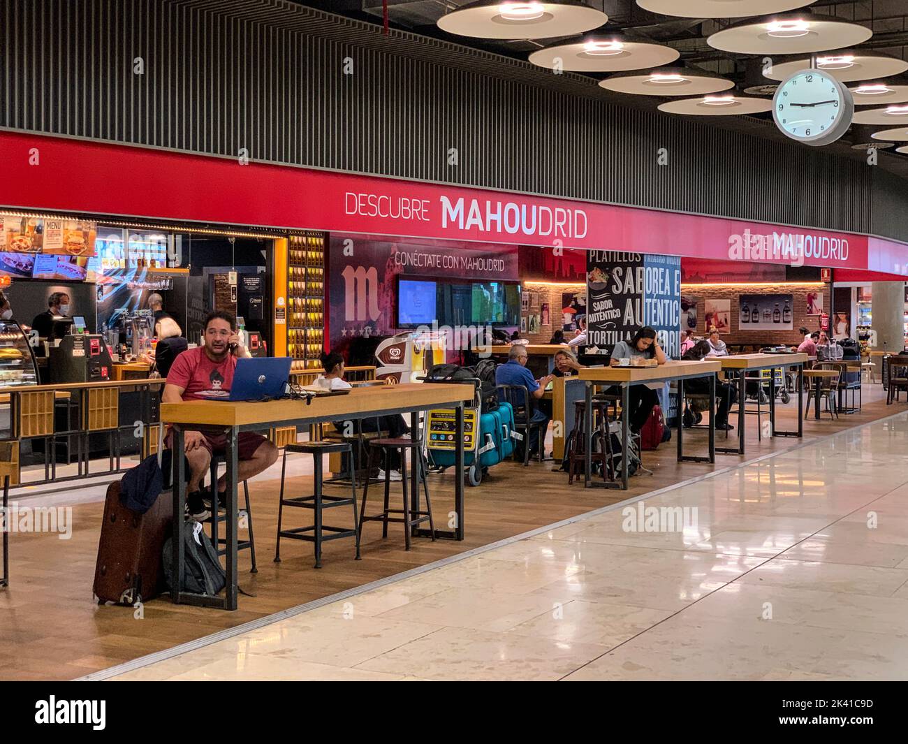 Madrid, España, Terminal del aeropuerto. Zona para comer informal junto a los contadores de comida rápida, terminal número cuatro. Foto de stock