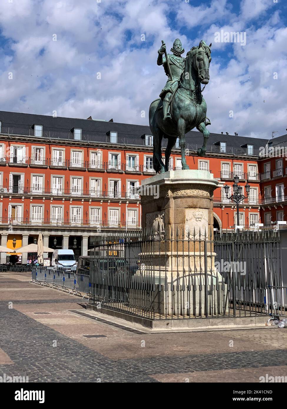 España, Madrid. Plaza Mayor. Estatua de Felipe III, Felipe III Foto de stock