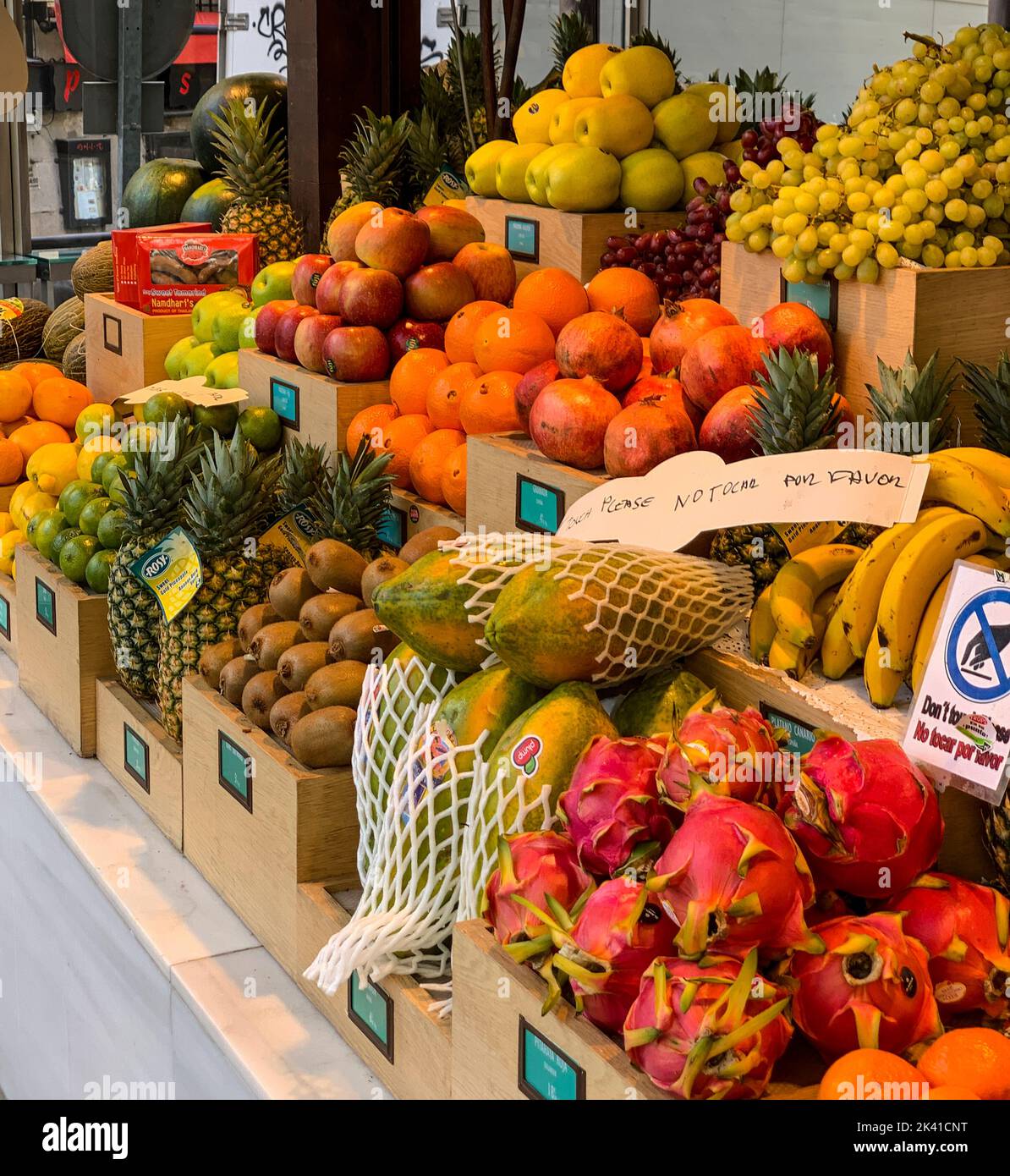 España, Madrid. Frutas tropicales en el Mercado de San Miguel. Foto de stock