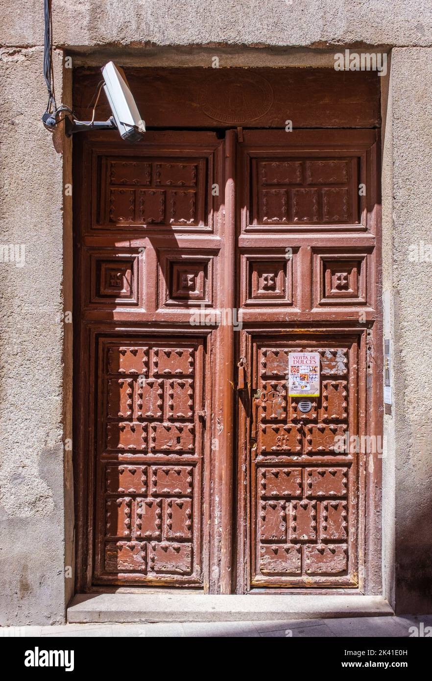 España, Madrid. Signo de Venta de Dulces. Las monjas venderán galletas o pasteles en esta puerta bajo petición. Foto de stock