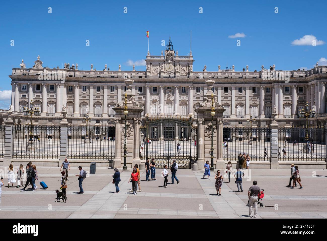 España, Madrid. Palacio Real, mirando hacia la entrada de turistas. Foto de stock