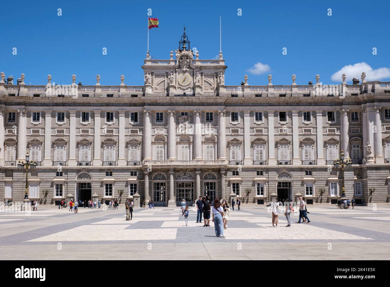 España, Madrid. Palacio Real, mirando hacia la entrada de turistas. Foto de stock