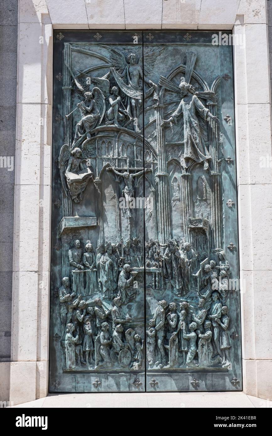 España, Madrid. Puerta de bronce, entrada principal a la Catedral de la Almudena. Foto de stock