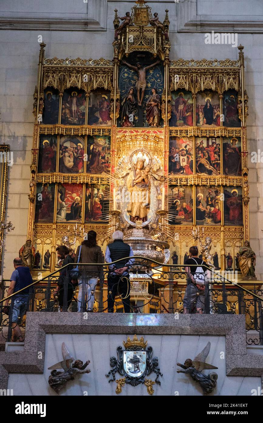 España, Madrid. Catedral de la Almudena Interior, frente al Altar y la Virgen del siglo 15th de la Almudena. Foto de stock
