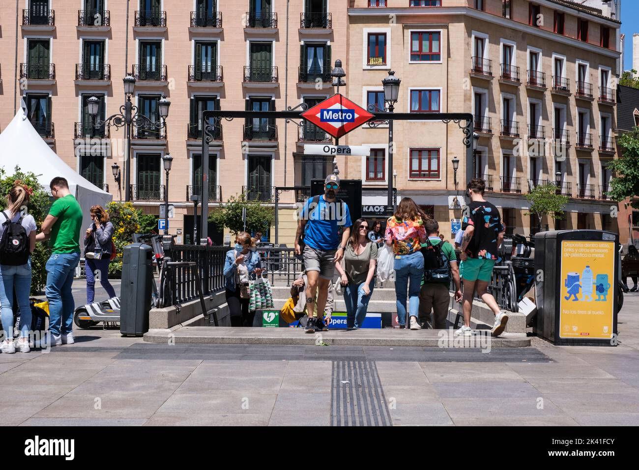España, Madrid. Entrada/salida a la parada de metro Opera. Foto de stock