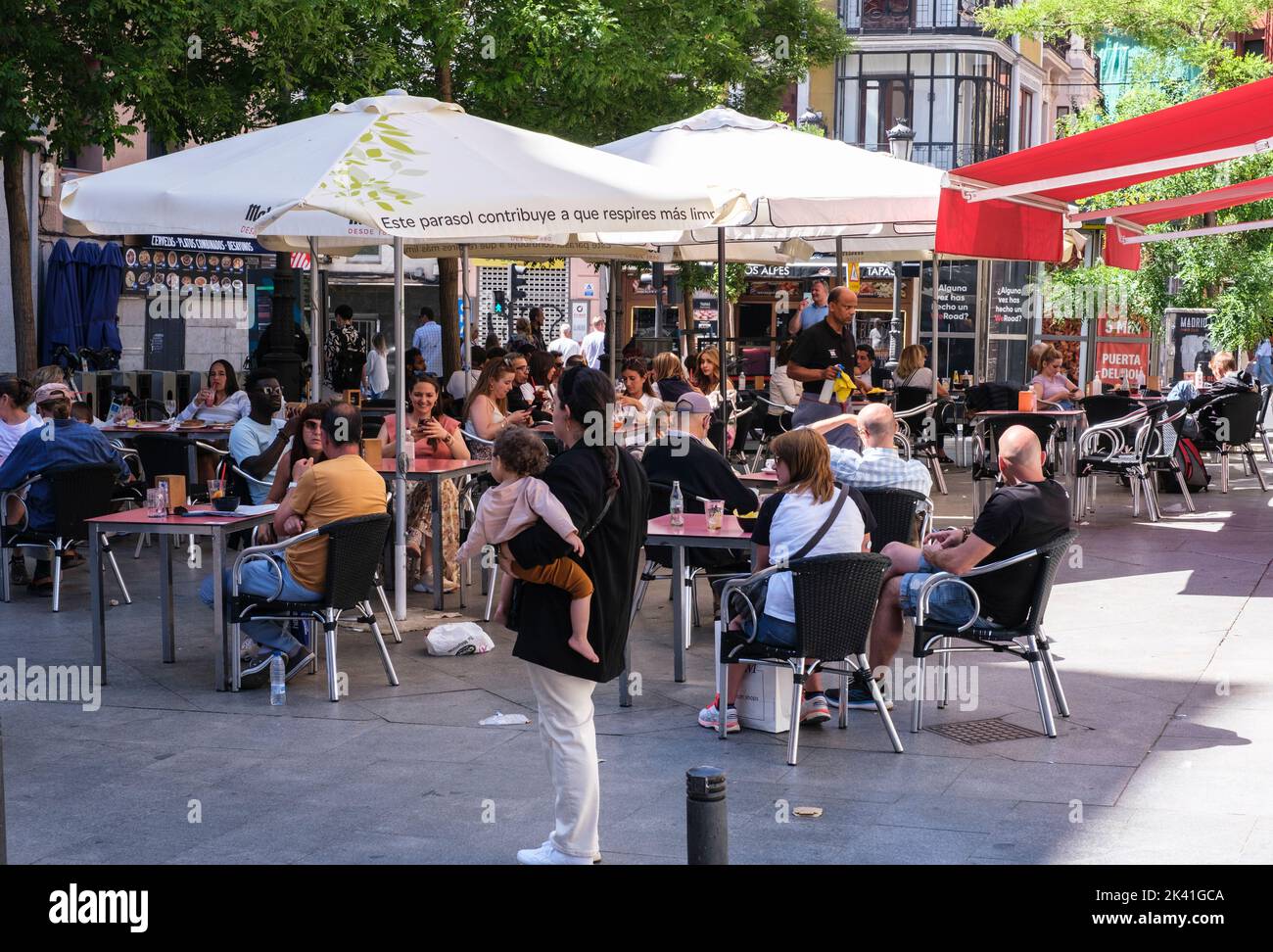 España, Madrid. Mercado de San Miguel, Café en la acera. Foto de stock