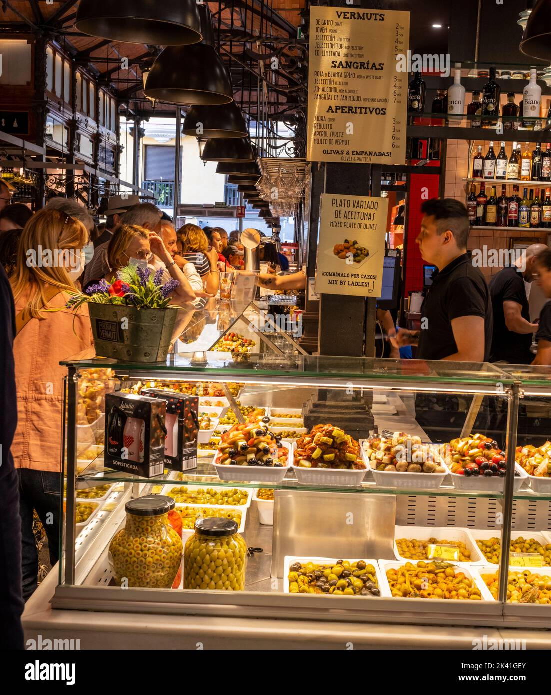 España, Madrid. Mercado de San Miguel. Bar de olivas. Foto de stock