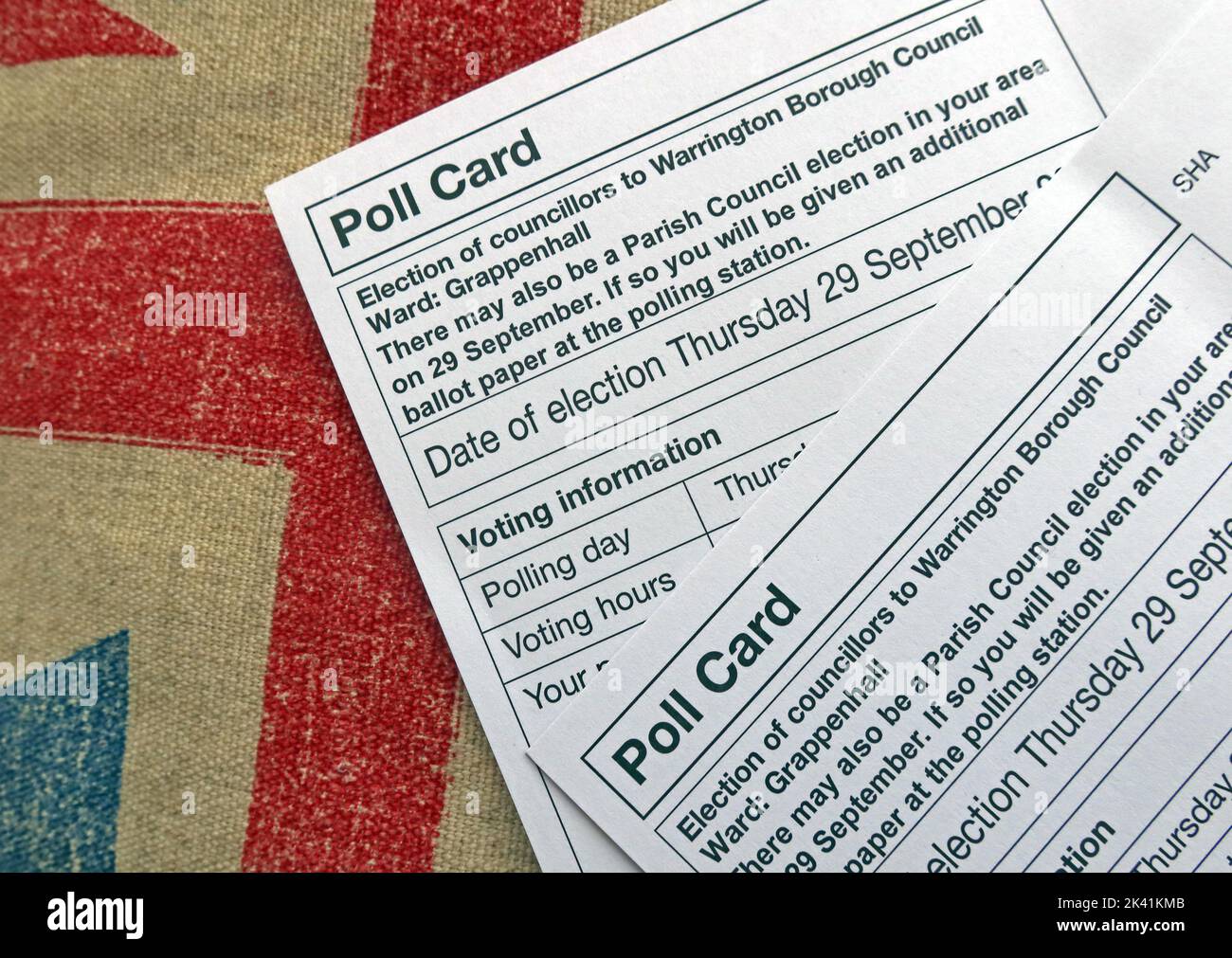 Dos cédulas de votación, para la elección de candidatos, concejales en una bandera sindical del Reino Unido Foto de stock