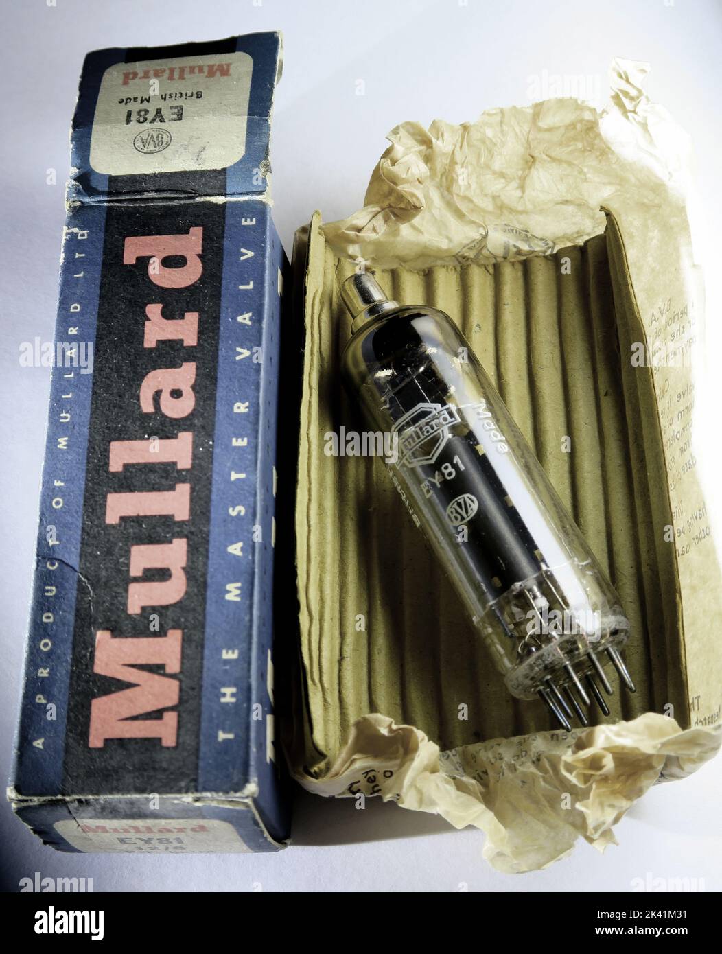 Diodo de retorno de válvula de vacío Mullard EY81 y embalaje de cajas desde 1965 Foto de stock