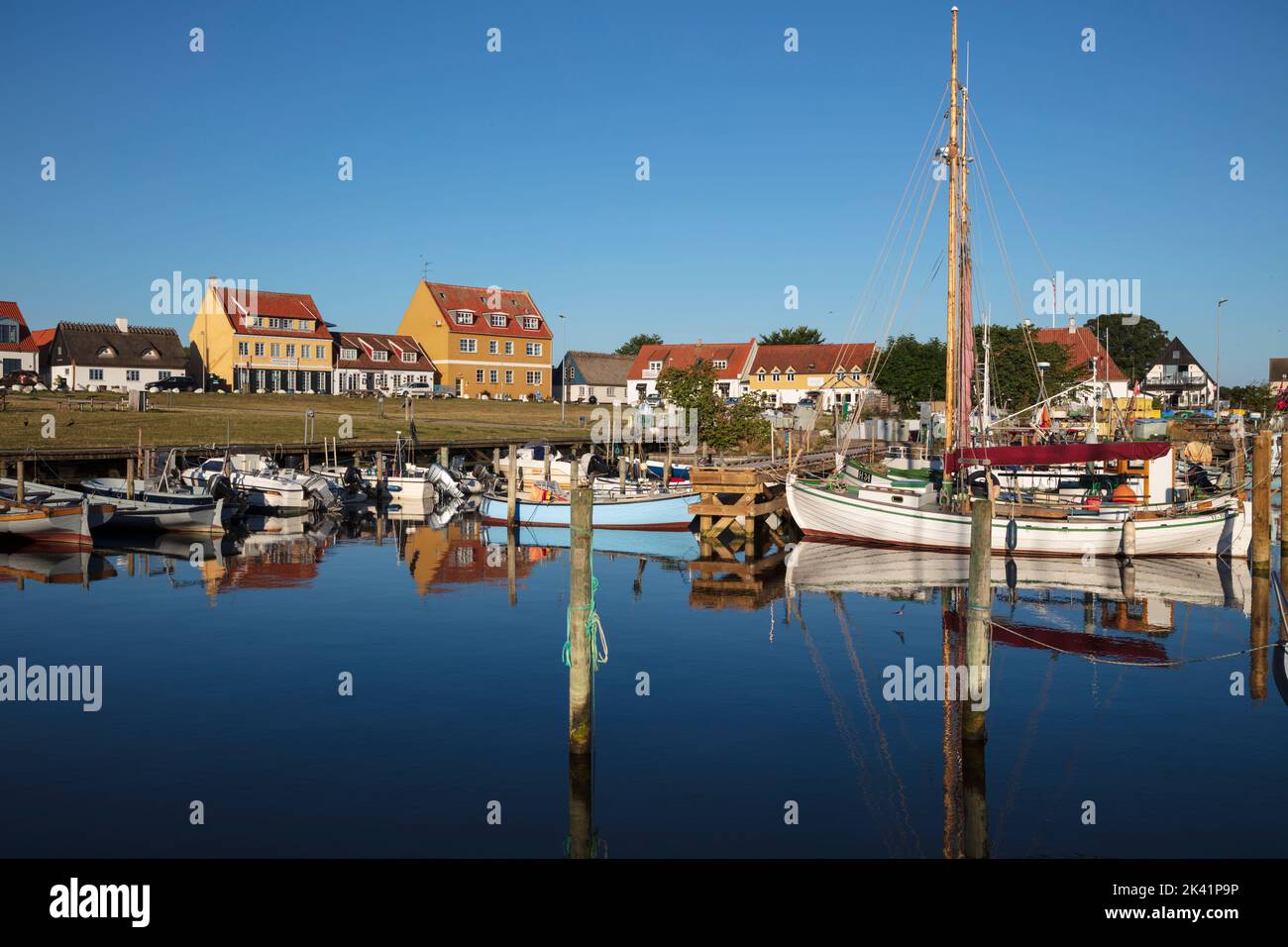 Barcos pesqueros reflejados en el puerto de Gilleleje, Gilleleje, Zelanda, Dinamarca, Europa Foto de stock