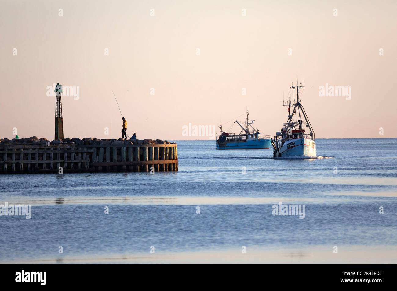 Arrastrero pesquero que regresa al puerto de Gilleleje a primera hora de la mañana, Gilleleje, Zelanda, Dinamarca, Europa Foto de stock