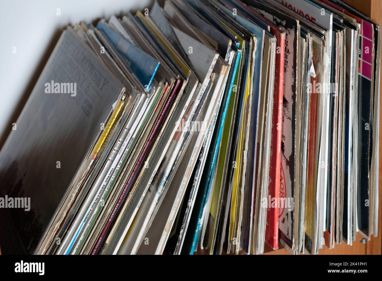 Pila de discos LP de vinilo antiguos en el estante Foto de stock