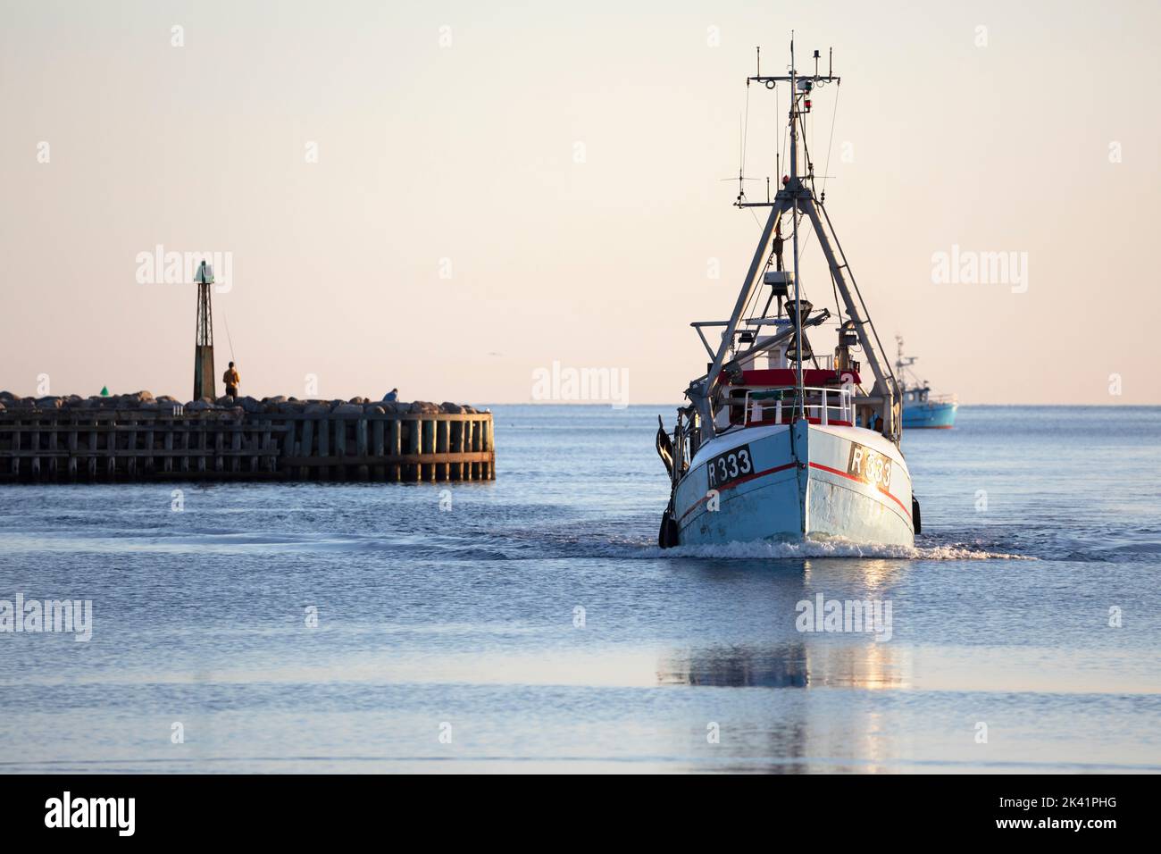 Arrastrero pesquero que regresa al puerto de Gilleleje a primera hora de la mañana, Gilleleje, Zelanda, Dinamarca, Europa Foto de stock