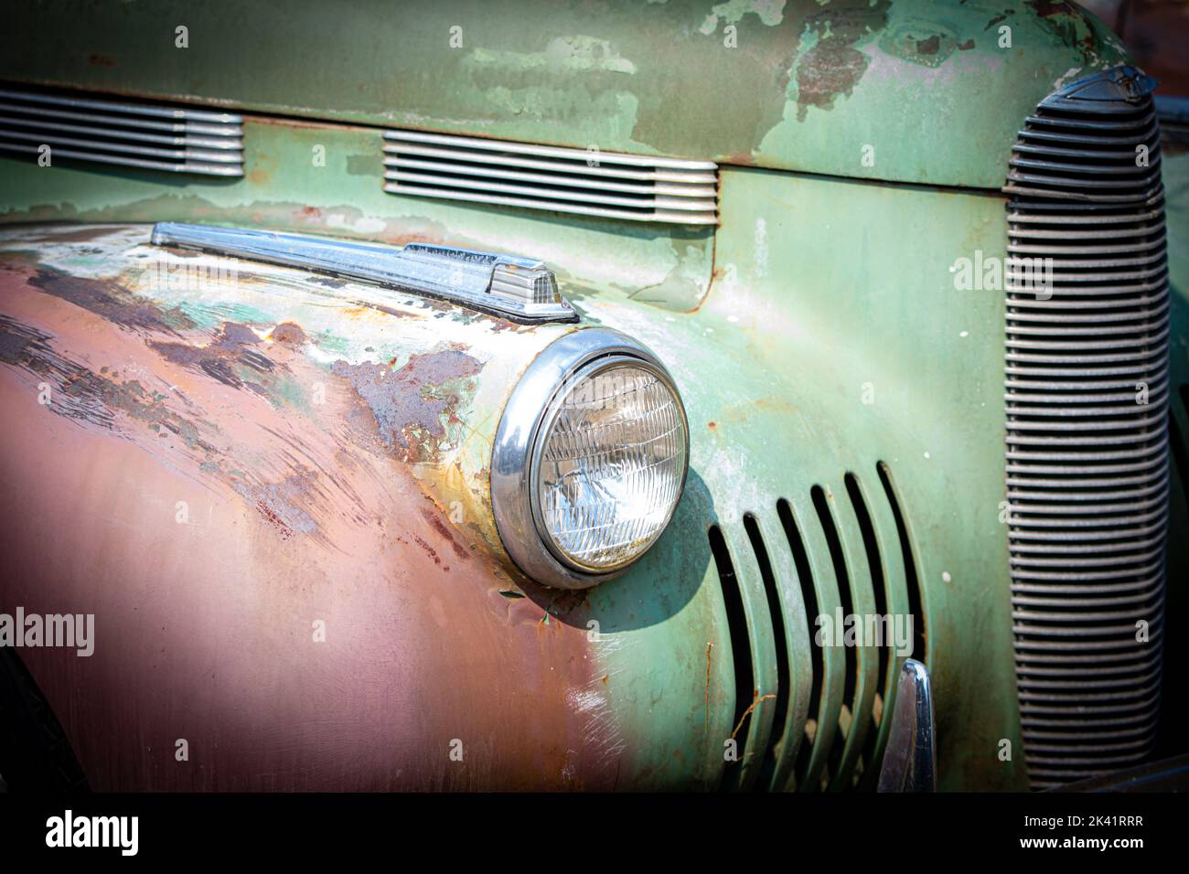 vista lateral de un guardabarros clásico oxidado para camiones, faro y parrilla Foto de stock