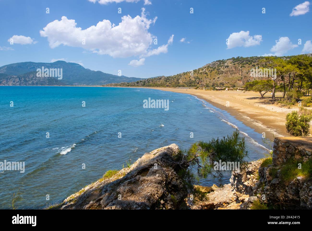 Istuzu playa cerca de la localidad turca de Dalyan. Larga playa de arena y lugar de anidación para tortugas Foto de stock