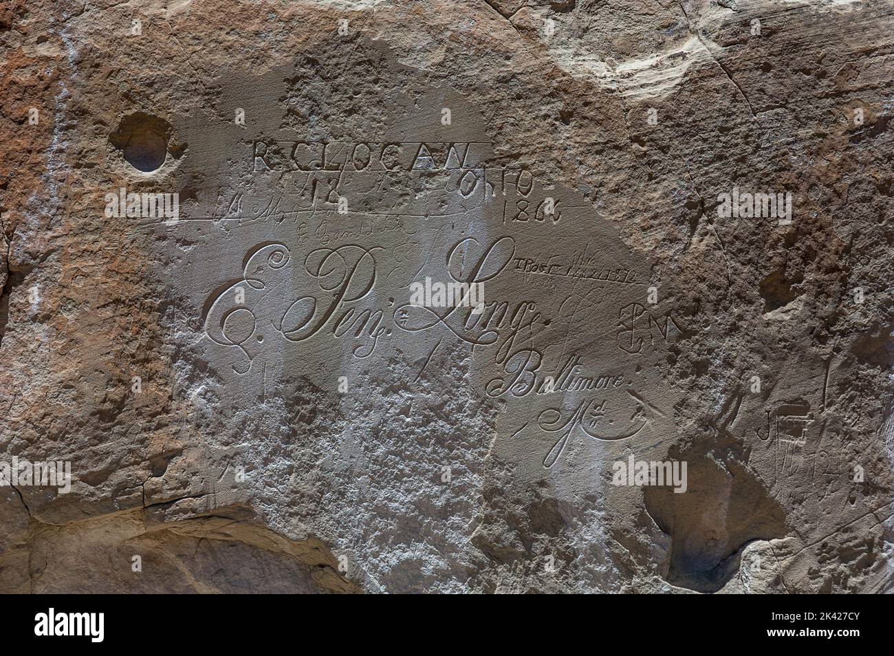 Condado de Cibola, Nuevo México - 19 de junio de 2011 – Primer plano de la escritura sobre la Roca de Inscripción en el Monumento Nacional El Morro, Condado de Cibola, NM. Foto de stock