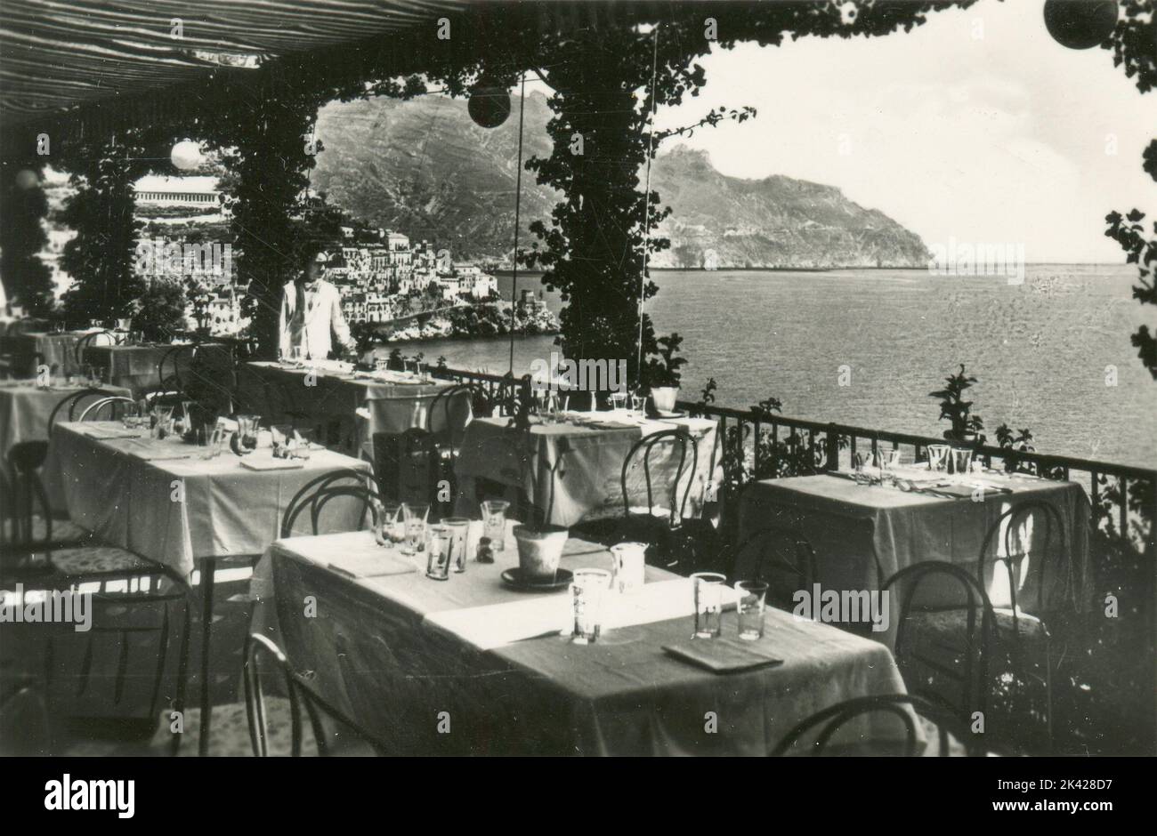 Vista al mar desde la terraza del Hotel St. Katherine, Amalfi, Italia 1950s Foto de stock
