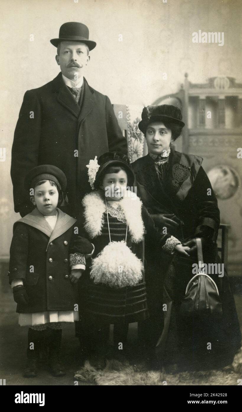 Estudio retrato de una familia, Italia 1913 Foto de stock