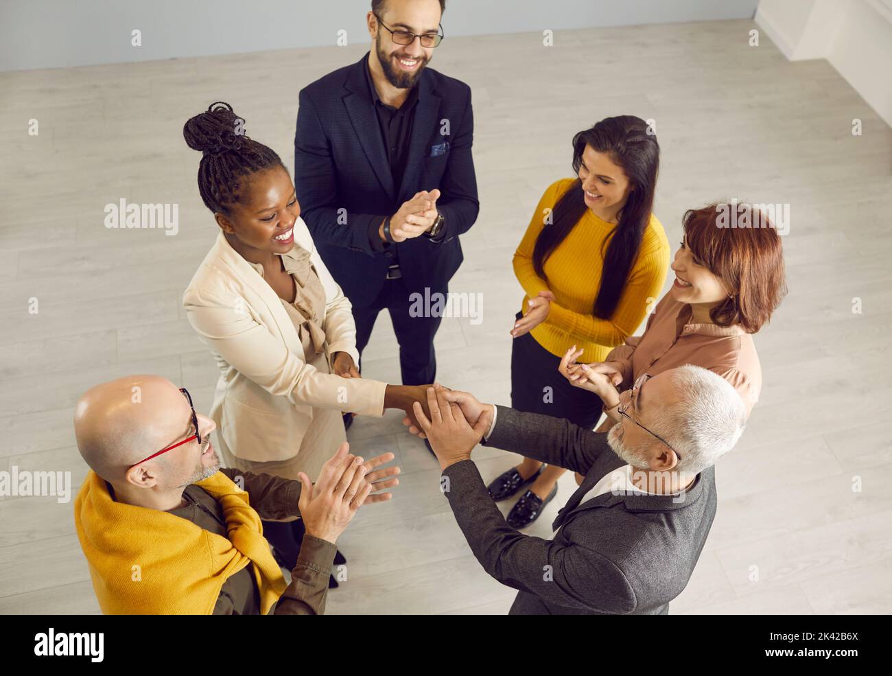Businessman apretón de manos a la empleada saludando con promoción Foto de stock