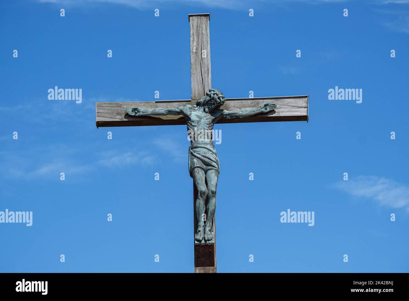 Estatua de Cristo en la cruz contra un cielo azul en Francia Foto de stock