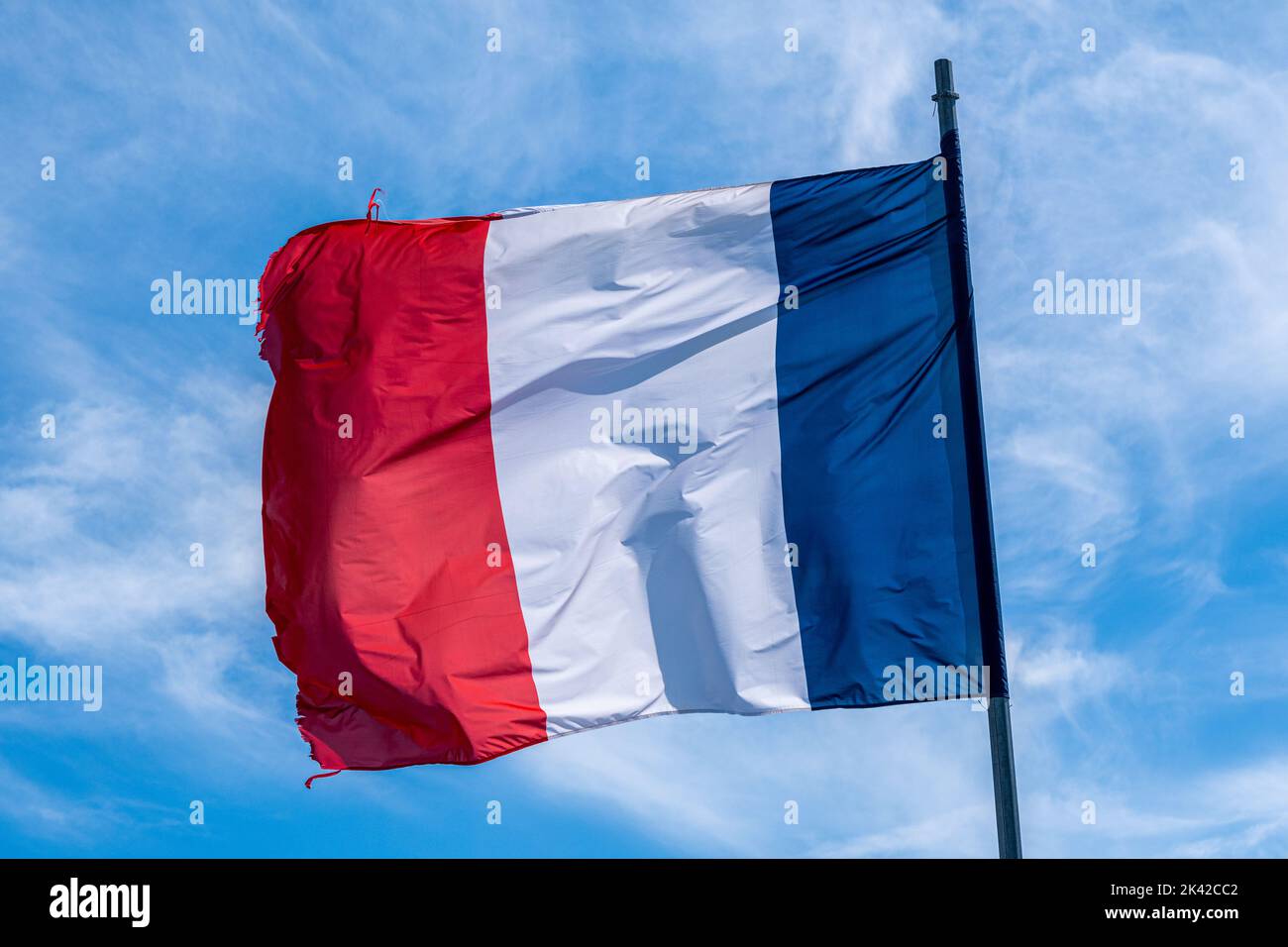 Bandera francesa sobre el cielo azul Foto de stock