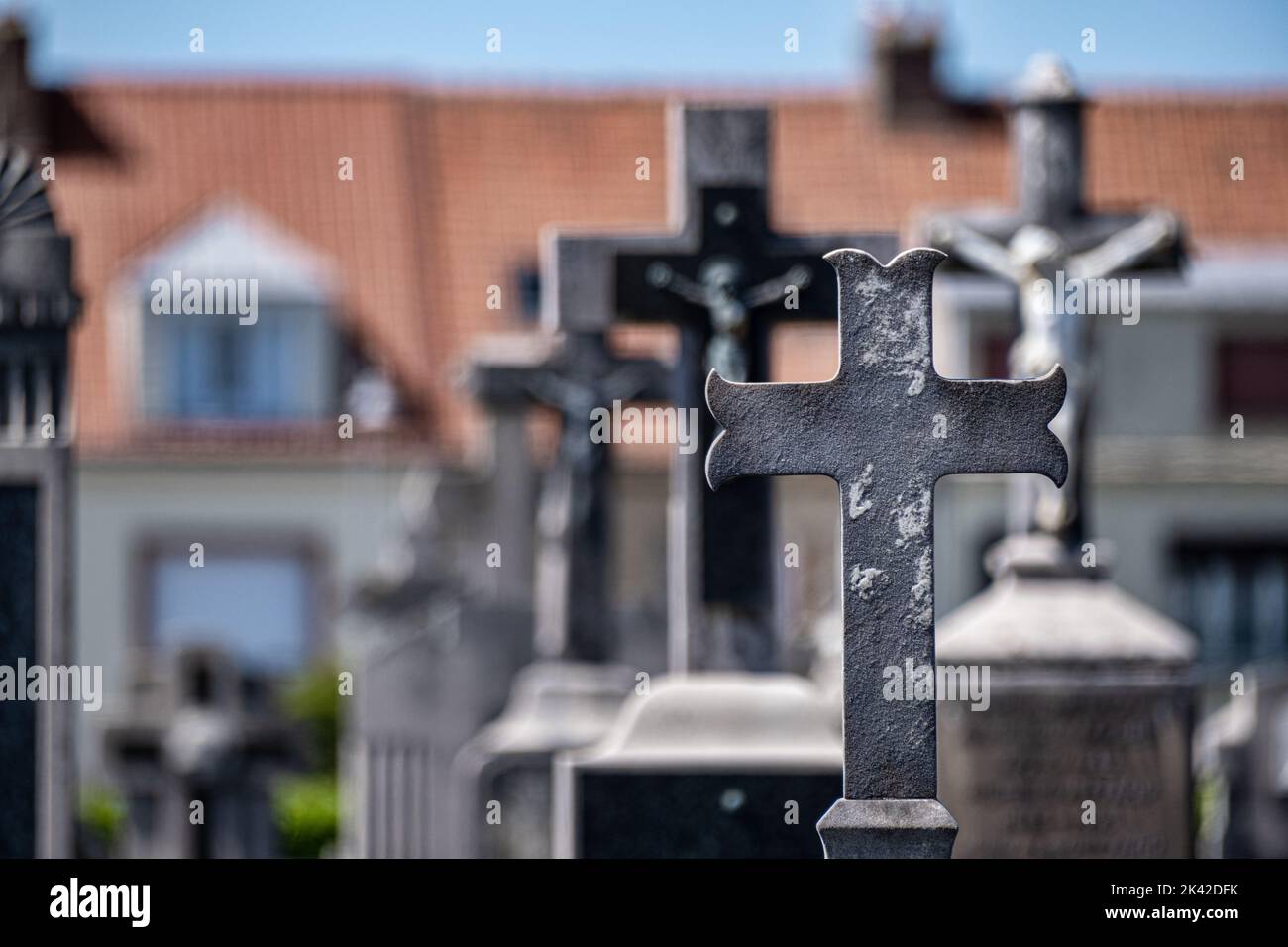 Lápidas y cruces en un cementerio francés Foto de stock