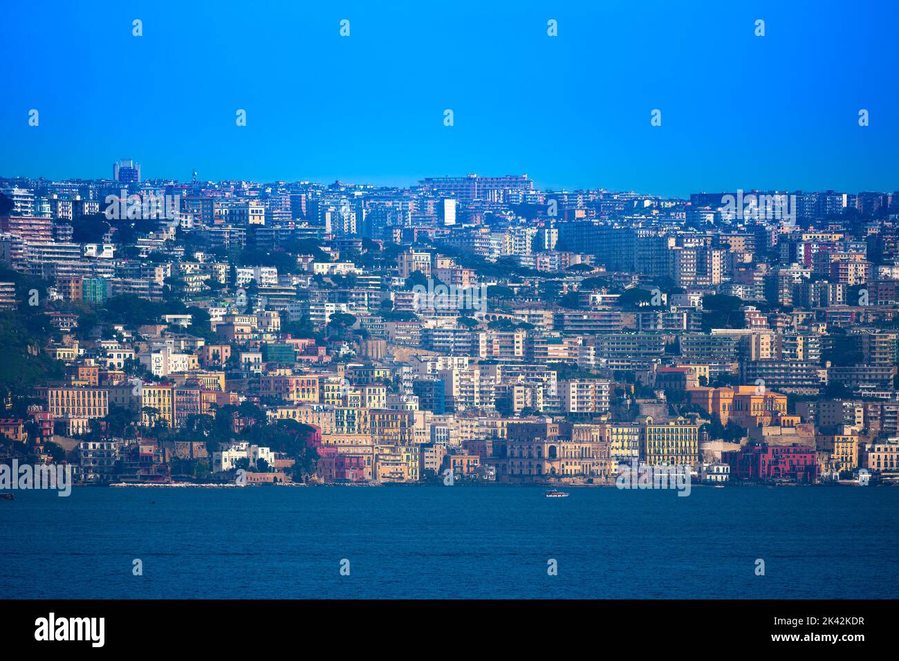Vista distante de los edificios de la costa de Nápoles, Italia Foto de stock