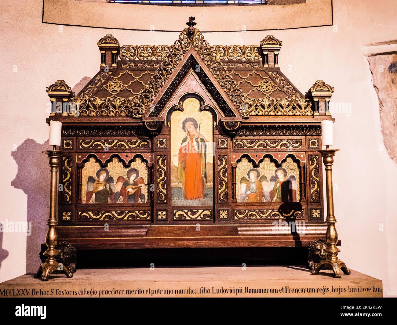 Estatua interior, Basílica de San Castor, Coblenza, Alemania Foto de stock