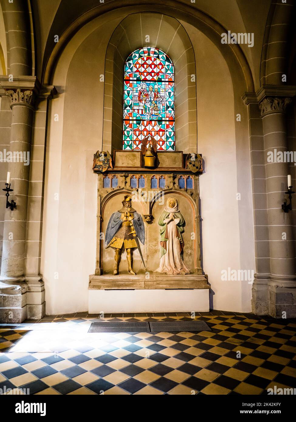 Estatua interior, Basílica de San Castor, Coblenza, Alemania Foto de stock