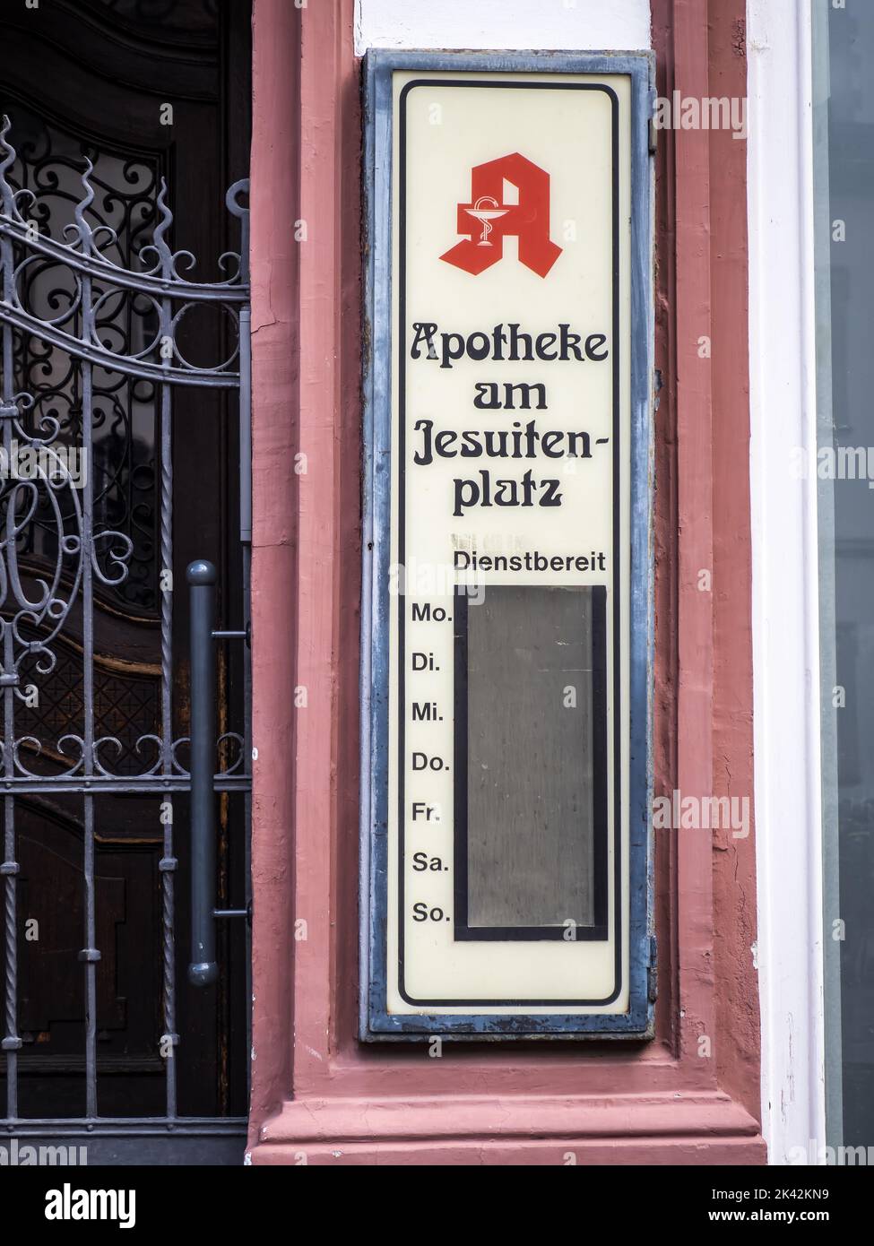 Señales comerciales en Jesuitenplatz, Coblenza, Alemania Foto de stock