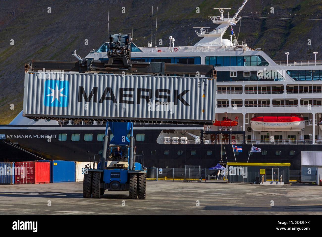 Puerto de contenedores, Isafjordur, Islandia, Europa Foto de stock