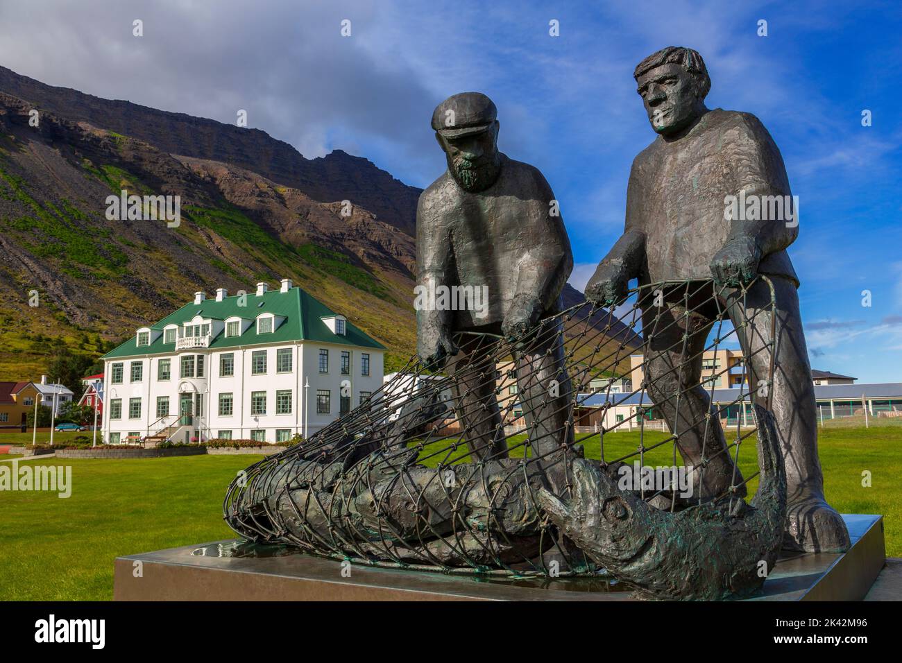 Fisherman's Monument & Culture House, Isafjordur, Islandia, Europa Foto de stock