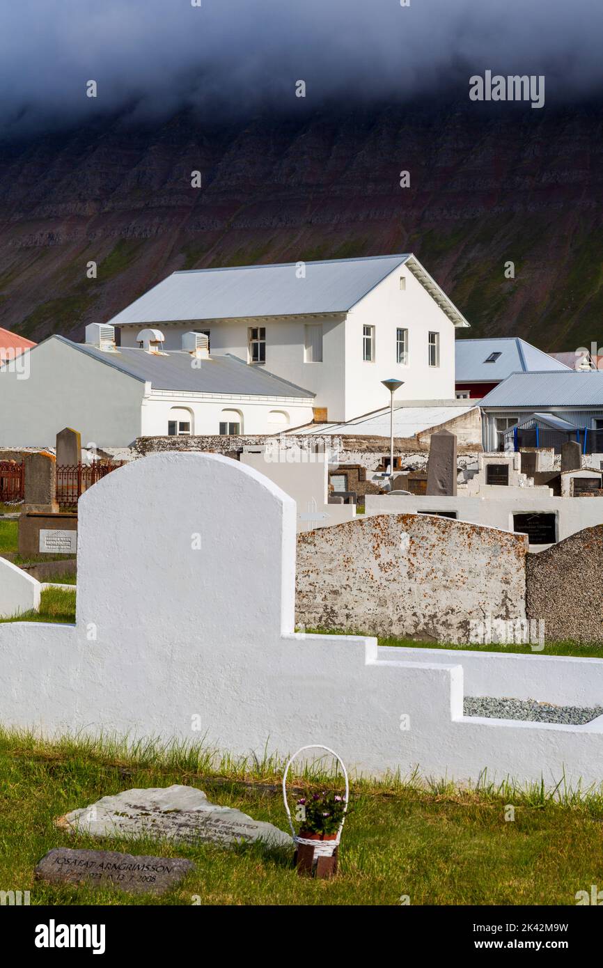 Ciudad Iglesia cementerio, Isafjordur, Islandia, Europa Foto de stock