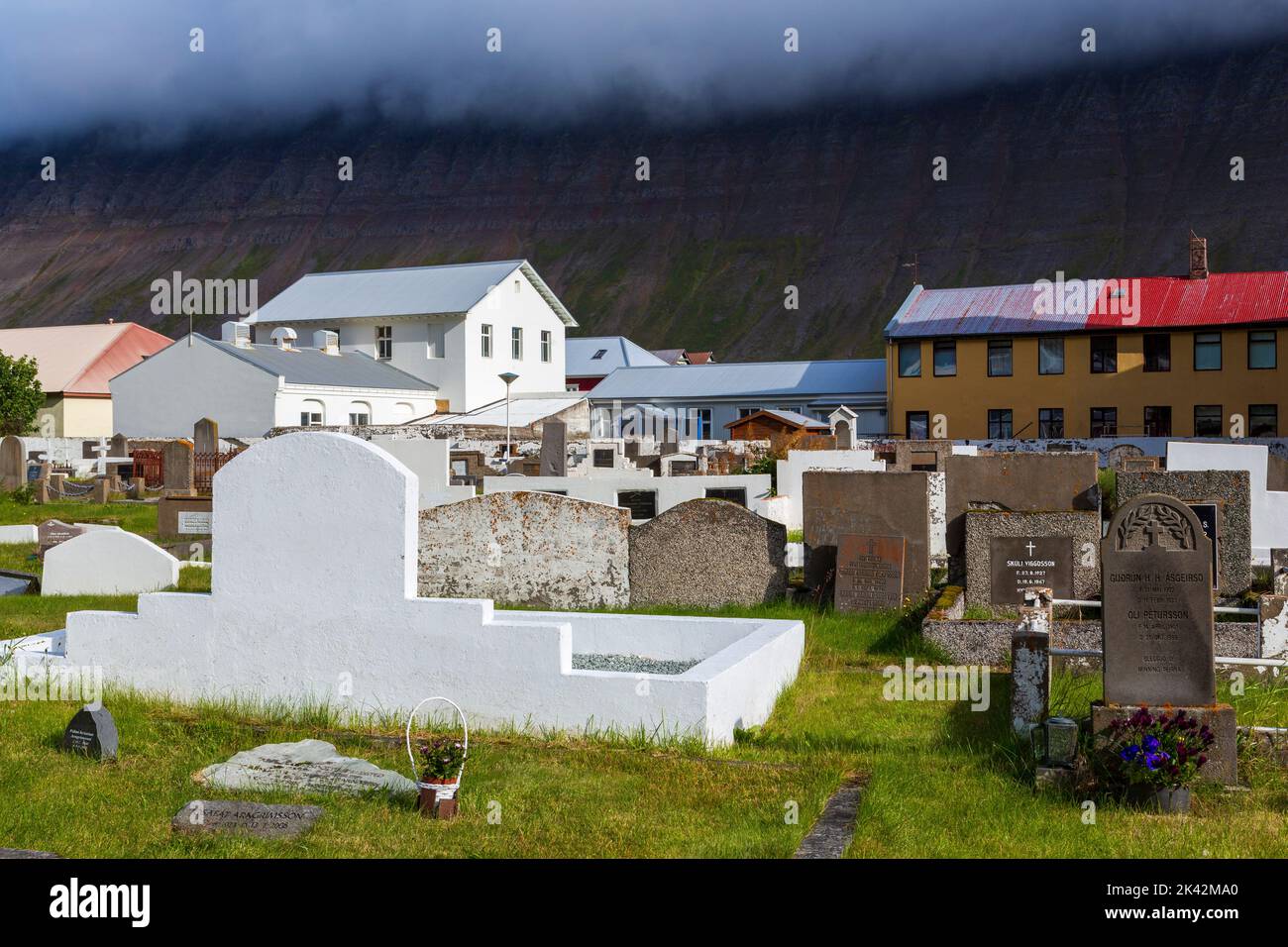 Ciudad Iglesia cementerio, Isafjordur, Islandia, Europa Foto de stock