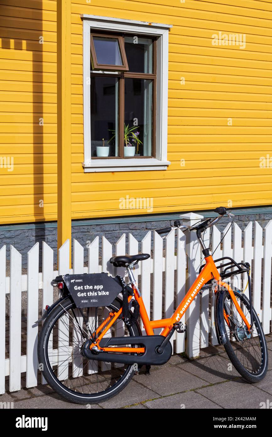 Bicicleta en la calle Hafnar, Isafjordur, Islandia, Europa Foto de stock