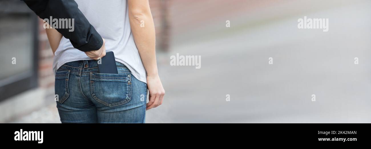 El hurto, el robo de un teléfono celular de un bolsillo del pantalón  Fotografía de stock - Alamy