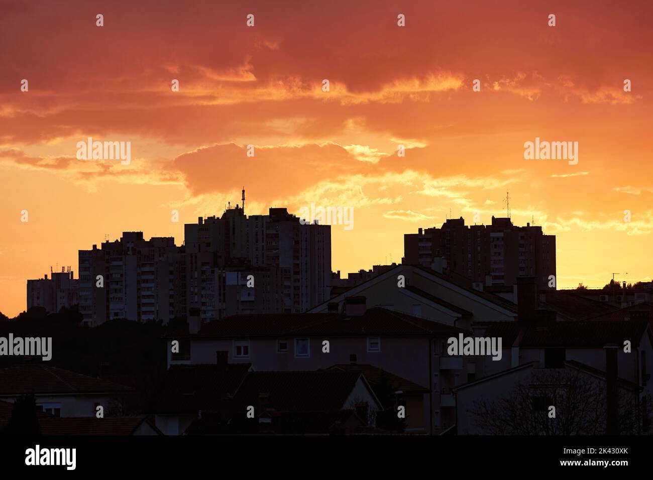Puesta de sol vista urbana, Crimson Sky Foto de stock
