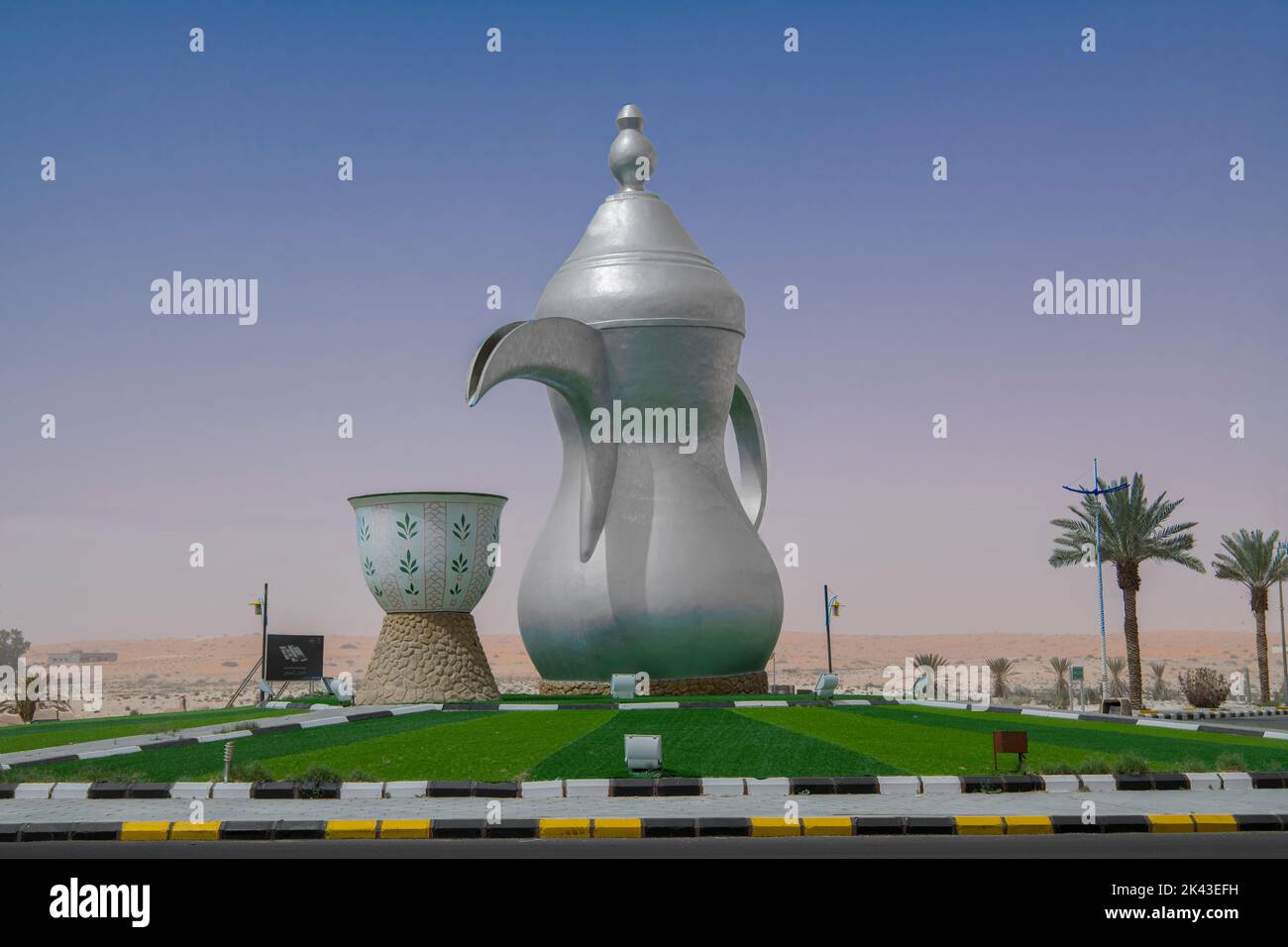 Taza y tetera árabe decorativa gigante de plata en la rotonda Jubbah Arabia Saudita Foto de stock