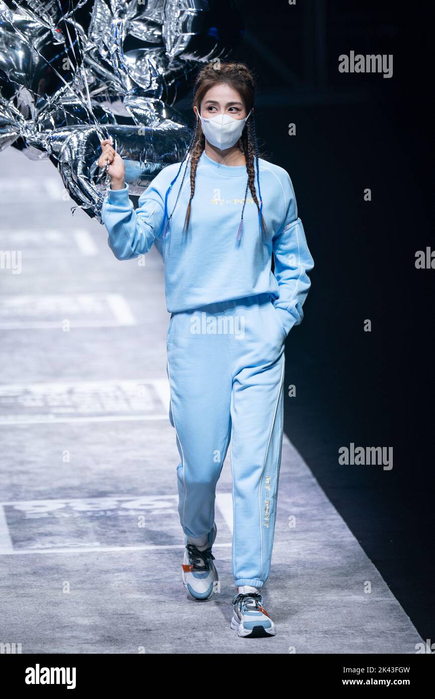 SHANGHAI, CHINA - 29 DE SEPTIEMBRE de 2022 - La actriz Bai Lu lleva un  chándal azul mientras camina por la pista de la marca Pony durante el SS  2023 Shanghai Fashio Fotografía de stock - Alamy